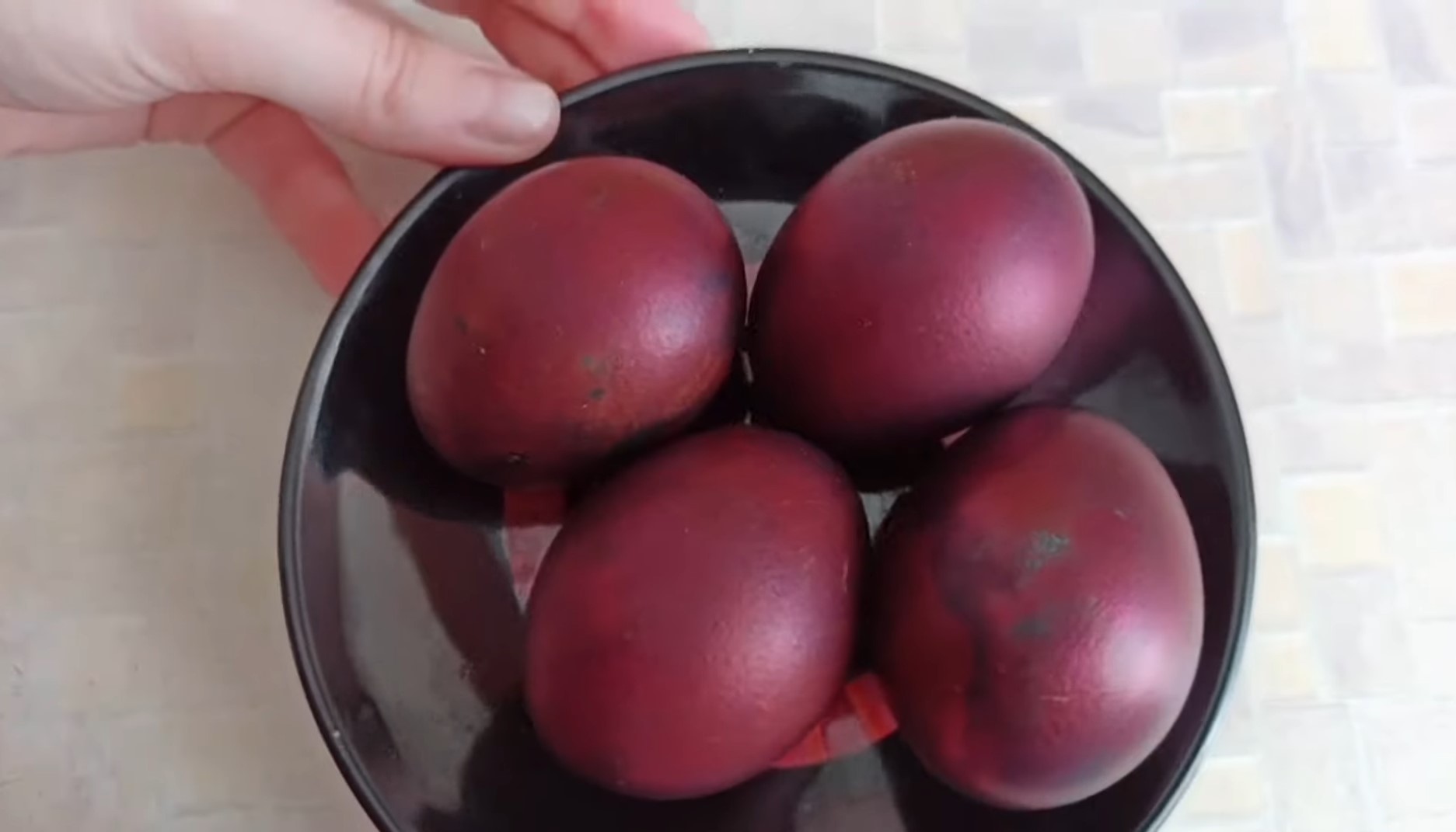 Красим яйца к Пасхе луковой шелухой и зеленкой: результат вас поразит