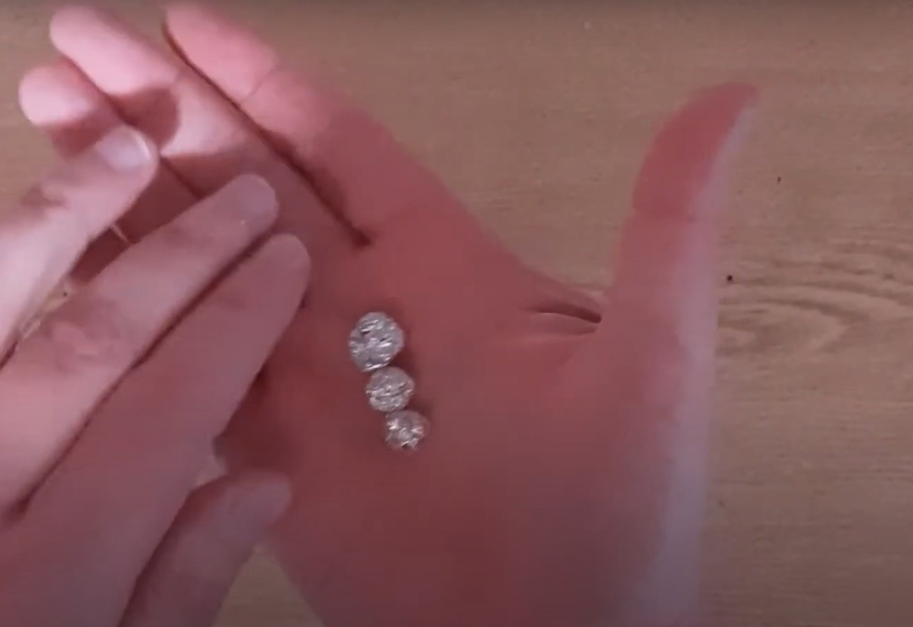 Зачем класть в слив кухонной раковины шарики из фольги: вы будете удивлены