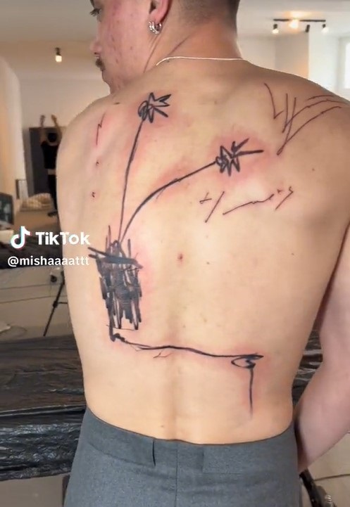 Чоловік заплатив за тату 35 тисяч, і йому набили дитячі каракулі на всю спину (фото)