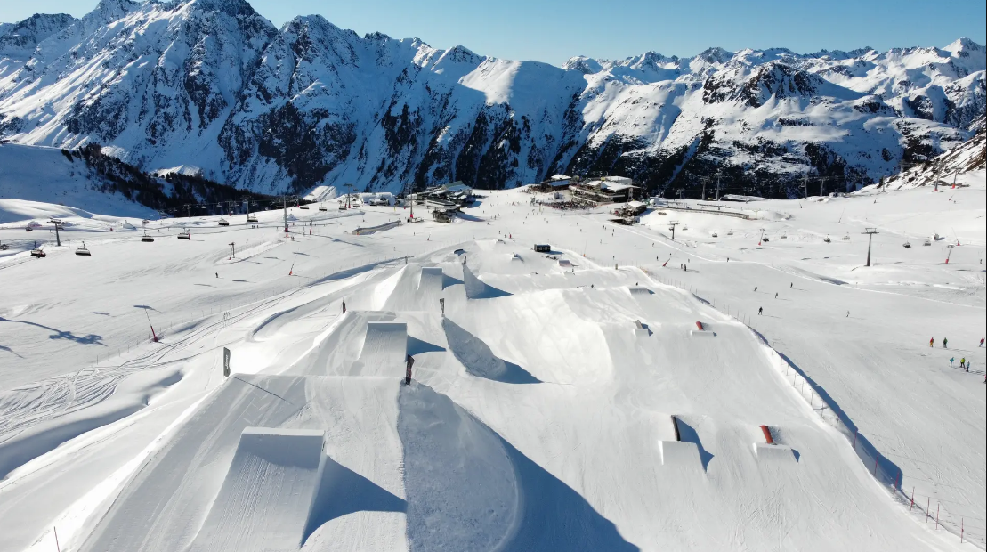 Вечеринки и крутые склоны. Зимний курорт в Австрии бъет рекорды популярности у туристов