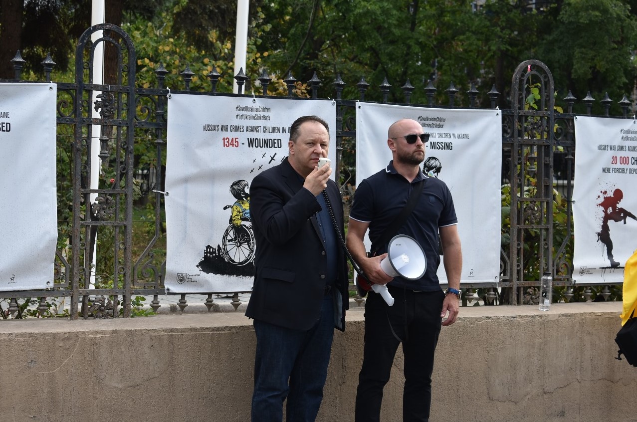 "Не маємо права мовчати": на мітингу в Бухаресті нагадали про жертв російського полону