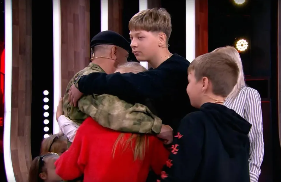 Мама загинула у Маріуполі, а доньки дякують росіянам за "порятунок": історії дітей із "Лужників"