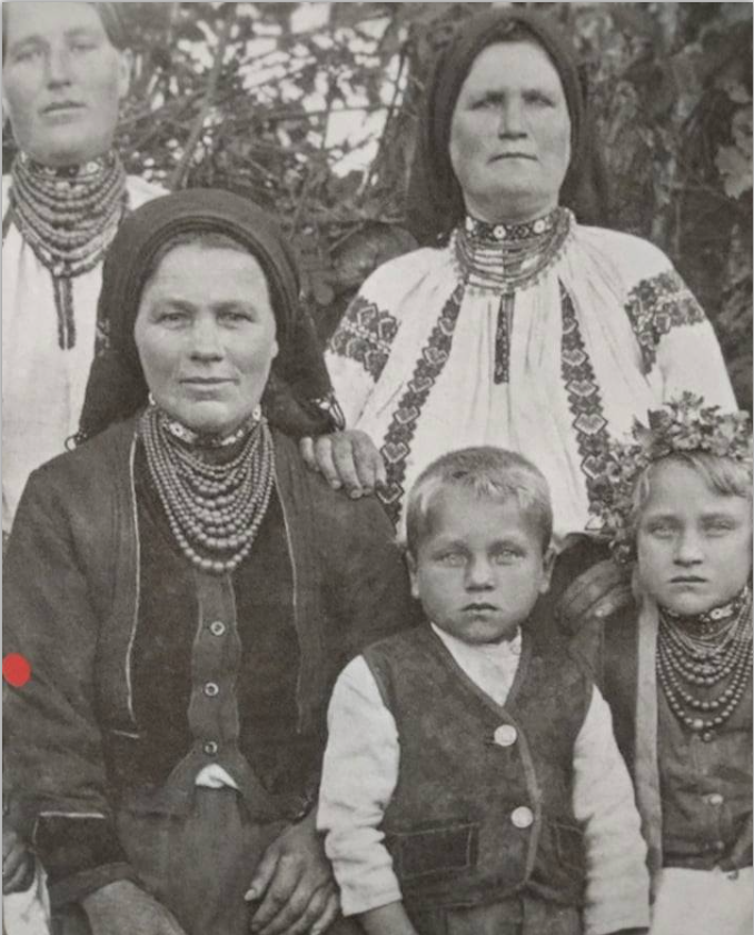 День украинского платка: как носили их наши прабабушки больше века назад