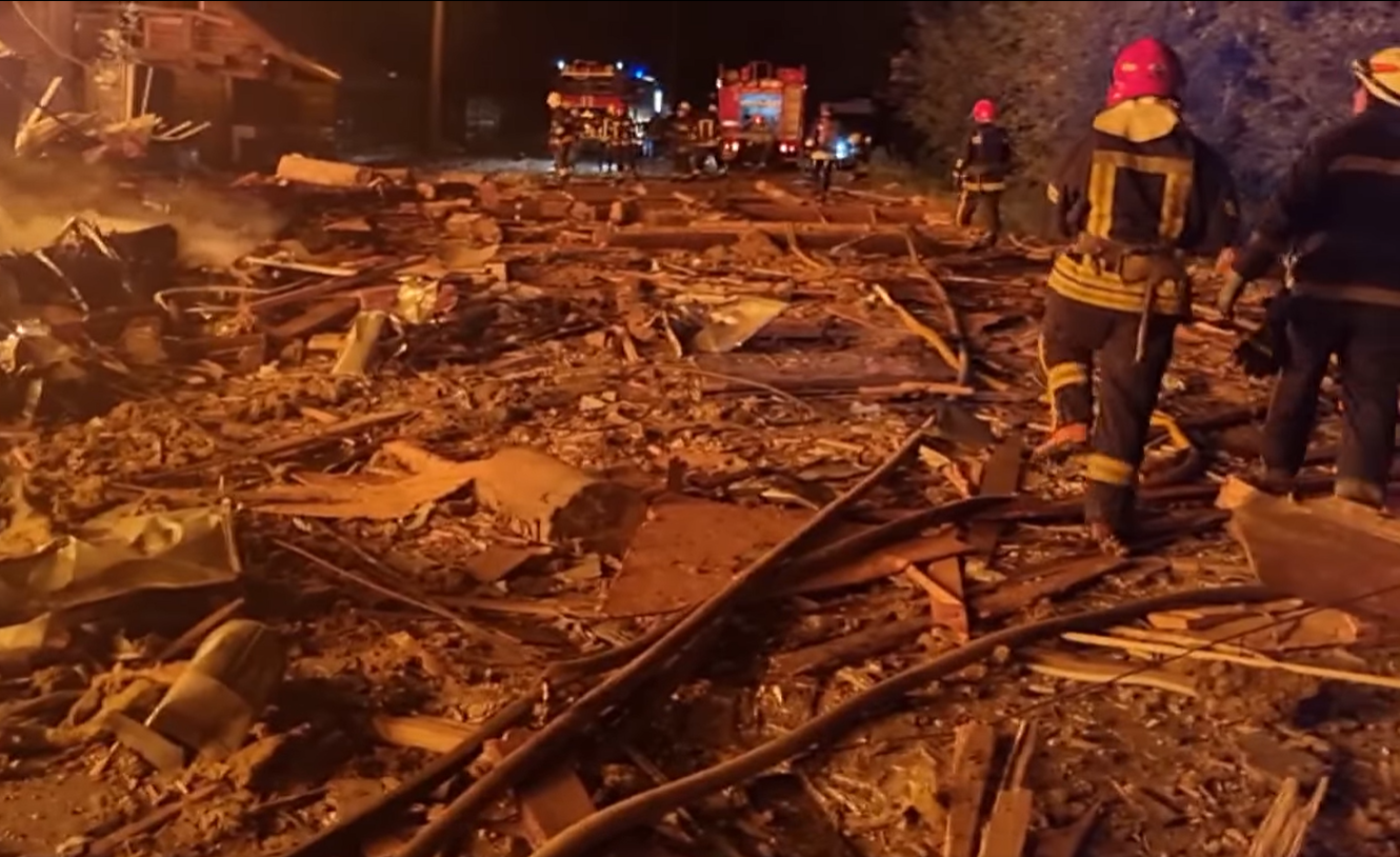 У Харкові врятували кошеня на палаючих руїнах готелю: вижив дивом після удару російської ракети