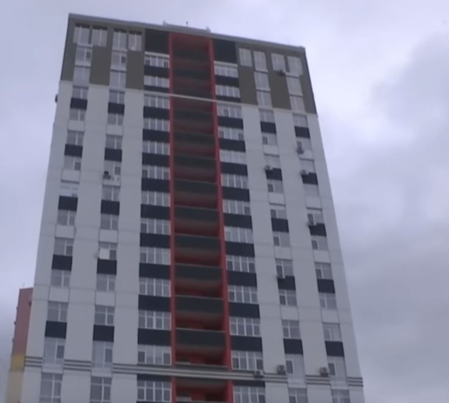 Жителі Ірпеня самотужки майже з нуля відновили 18-поверхівку. Дивіться, як було і як стало