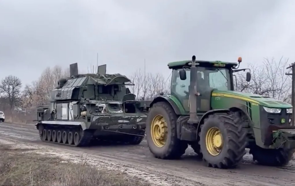 В Киеве увековечили "тракторные войска": где можно увидеть супер-памятник