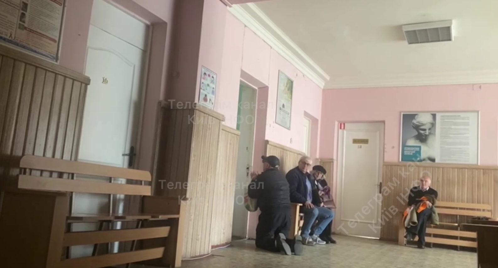 Благав навколішках перед кабінетом: у поліклініці Києва не прийняли хворого дідуся (відео)