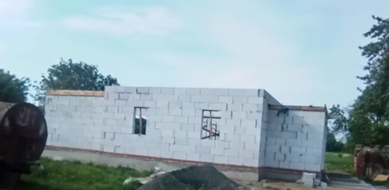 На Волині замість житлового будинку звели церкву МП, де моляться на Путіна (відео)