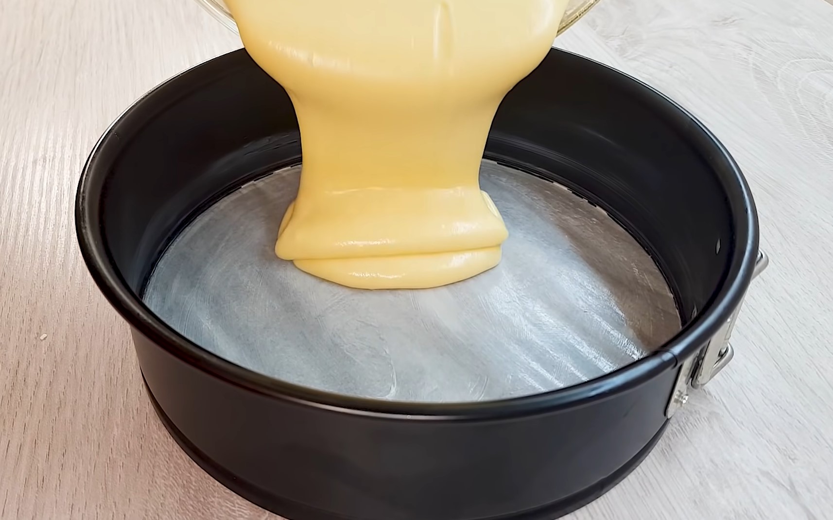 Готуємо пиріг за лічені хвилини: все змішав і в духовку!