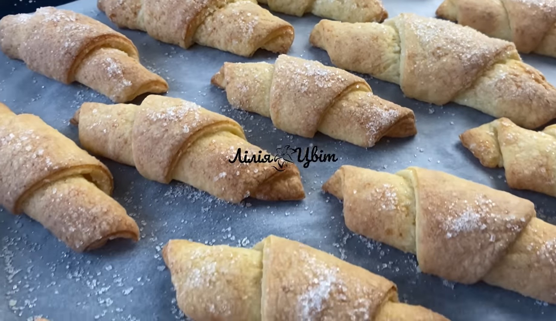 Бюджетный рецепт рогаликов: миска сладостей всего за 120 грн