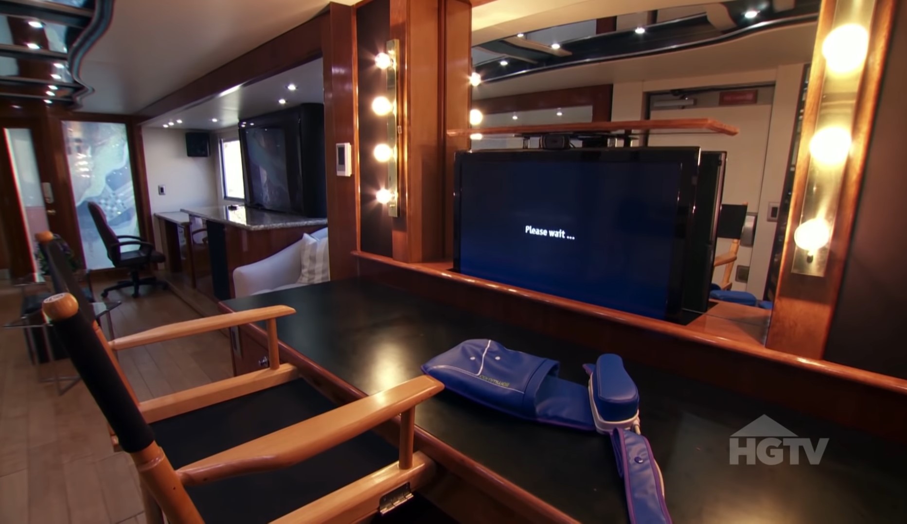 Два поверхи, величезна спальня і медичний кабінет: як виглядає дім на колесах за два мільйони