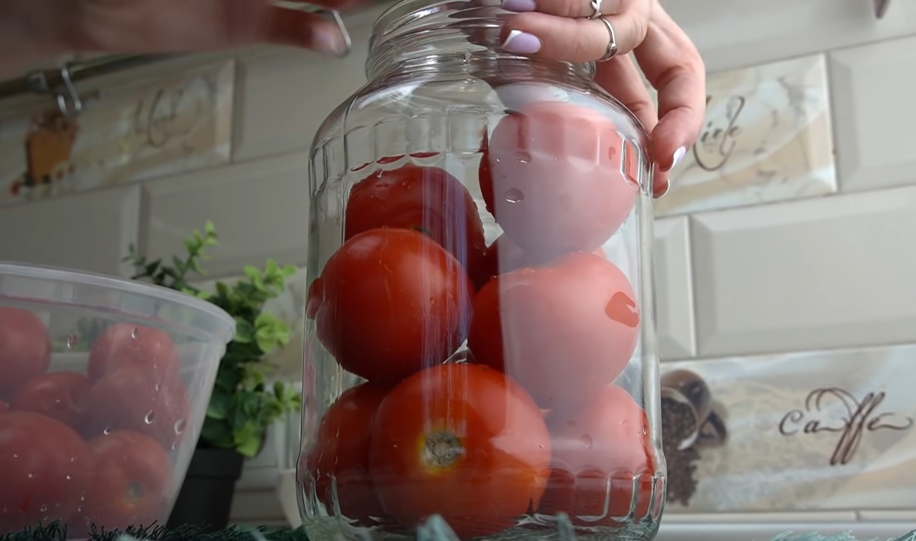 Помидоры "в снегу" без варки и стерилизации: даже бабушки удивляются такой консервации!