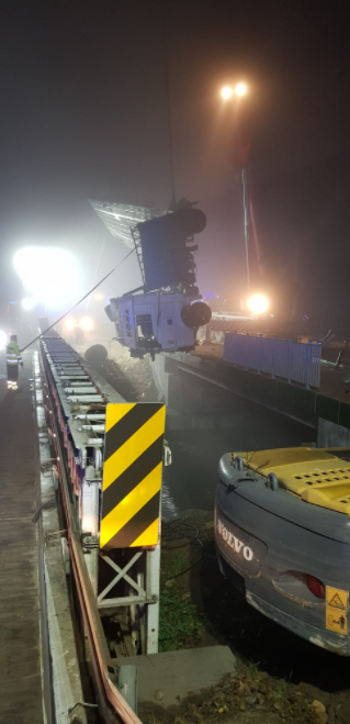 В Польше украинец подшофе на грузовике растрощил мост и "нырнул" в реку, спровоцировав экоЧП