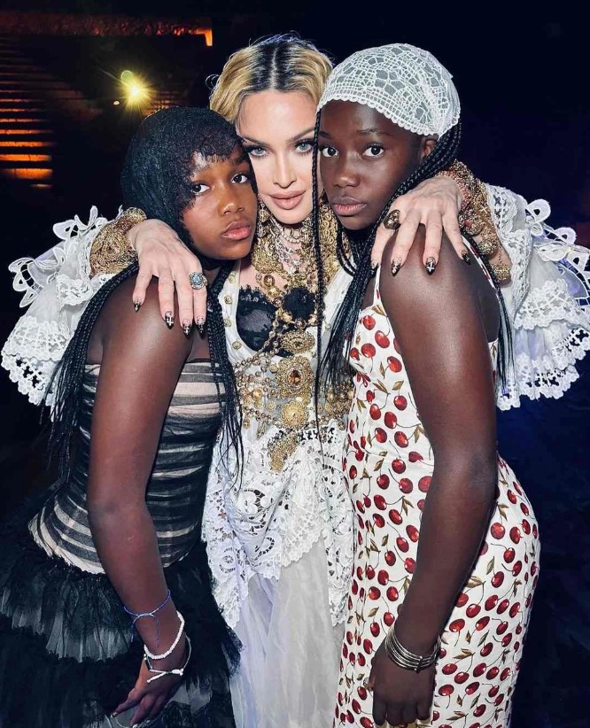 Мадонна громко отметила 66-летие в Италии: певица показала редкое фото со всеми детьми