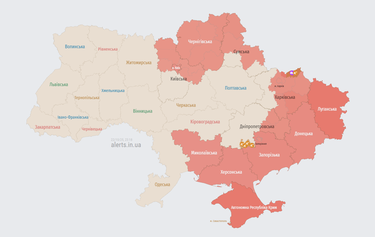 Россияне атакуют Киев дронами: в городе слышны взрывы, работает ПВО