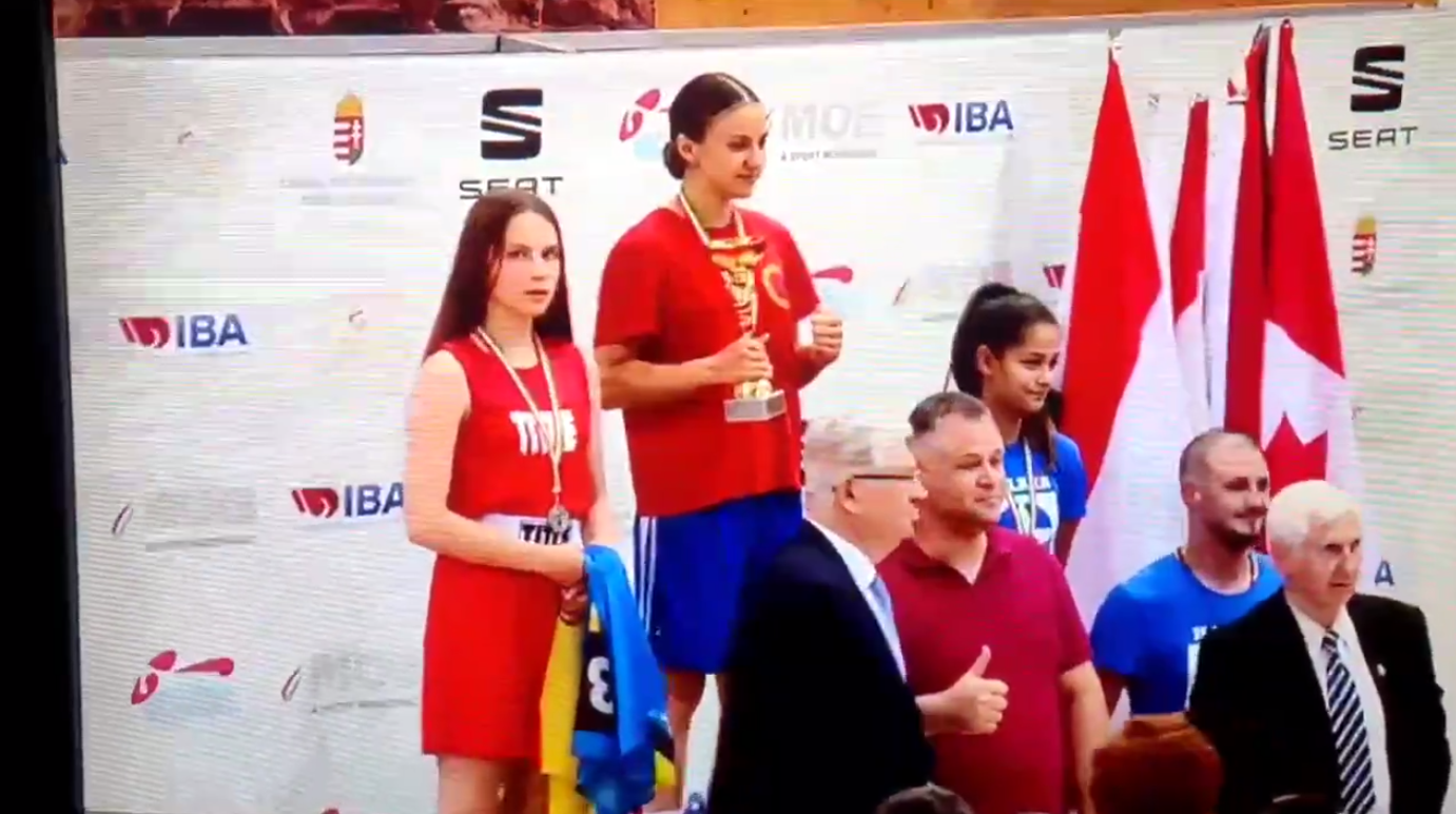 16-летняя украинка на турнире по боксу в Венгрии на пьедестале подняла флаг "Азова"