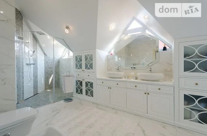 Аренда - почти 400 тысяч в месяц: фото дома, где все время прятался Медведчук