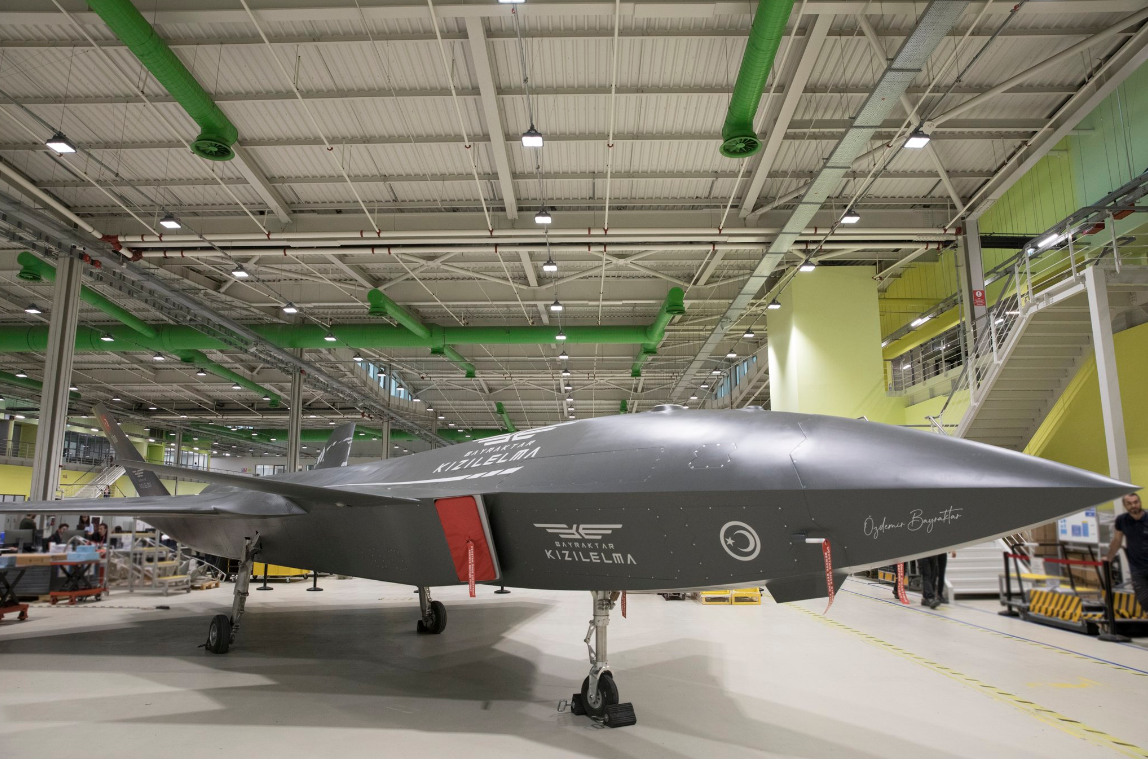 Новый реактивный Bayraktar с украинским двигателем вызвал фурор на выставке: как выглядит "будущее военной авиации"