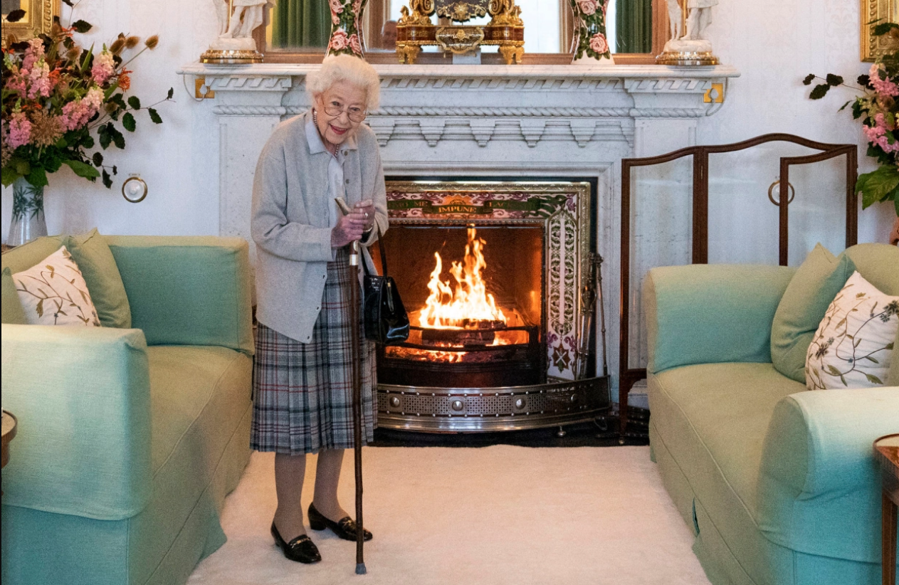 Появилось последнее фото Елизаветы II. На нем королева улыбается