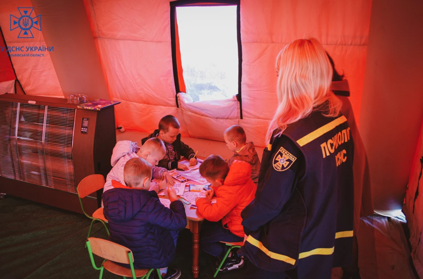 В Україні біля кордону з Польщею запрацювали мобільні пункти обігріву: як вони виглядають