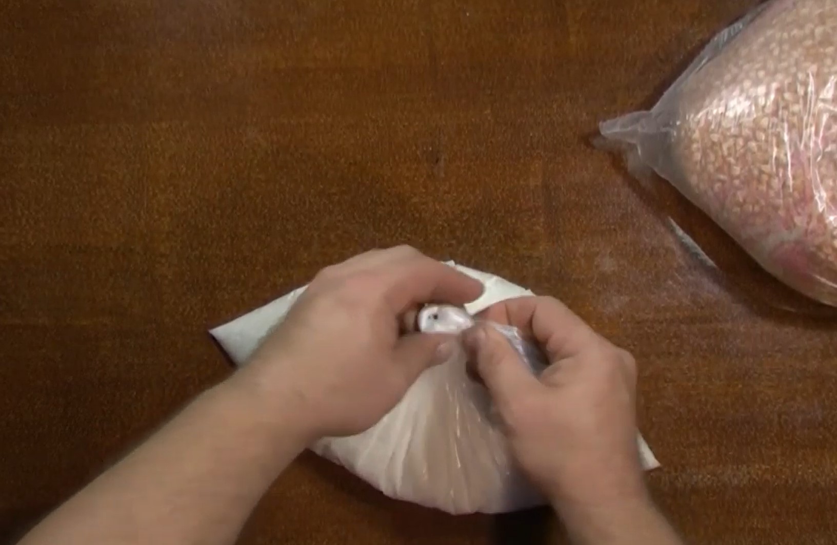 Як швидко розв'язати вузол на пакеті: ви здивуєтеся, наскільки це просто