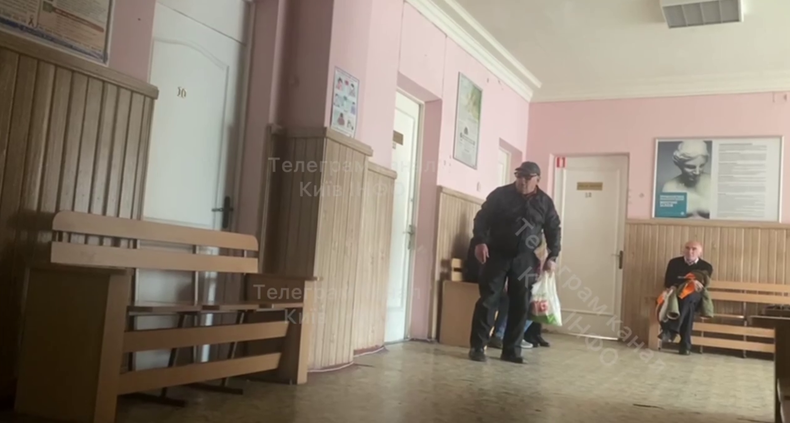 Благав навколішках перед кабінетом: у поліклініці Києва не прийняли хворого дідуся (відео)