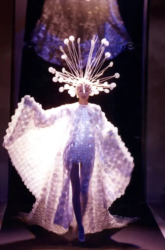 Помер геній моди Пако Рабан: дивіться фото революційних творінь кутюр'є