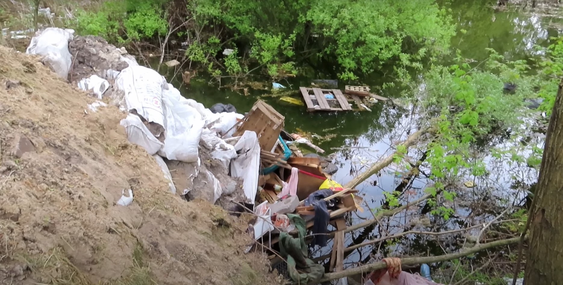 Дивіться, як виглядає одне з найбрудніших озер Києва: пляшки, сморід і будсміття