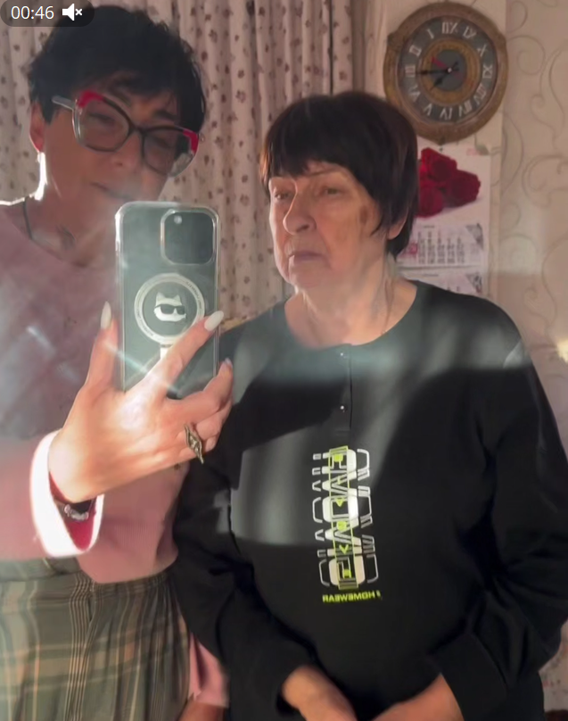 Співачка-путіністка Лоліта показала 82-річну матір, яку вивезла з України