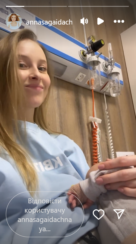 Зірка "Кріпосної" з новонародженою донькою опинилася у лікарні: що відомо