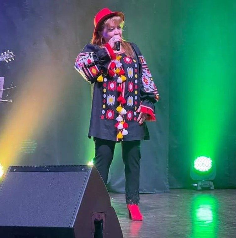 Преподаватель вокала, мама и бабушка: как сегодня выглядит бывшая жена Иво Бобула Лилия Сандулесу (фото)