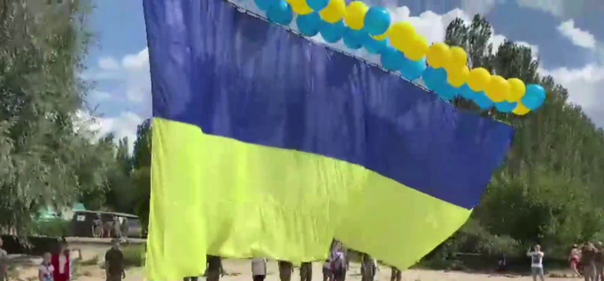 Жителей ОРДЛО поздравили с День Независимости украинскими флагами в небе (видео)