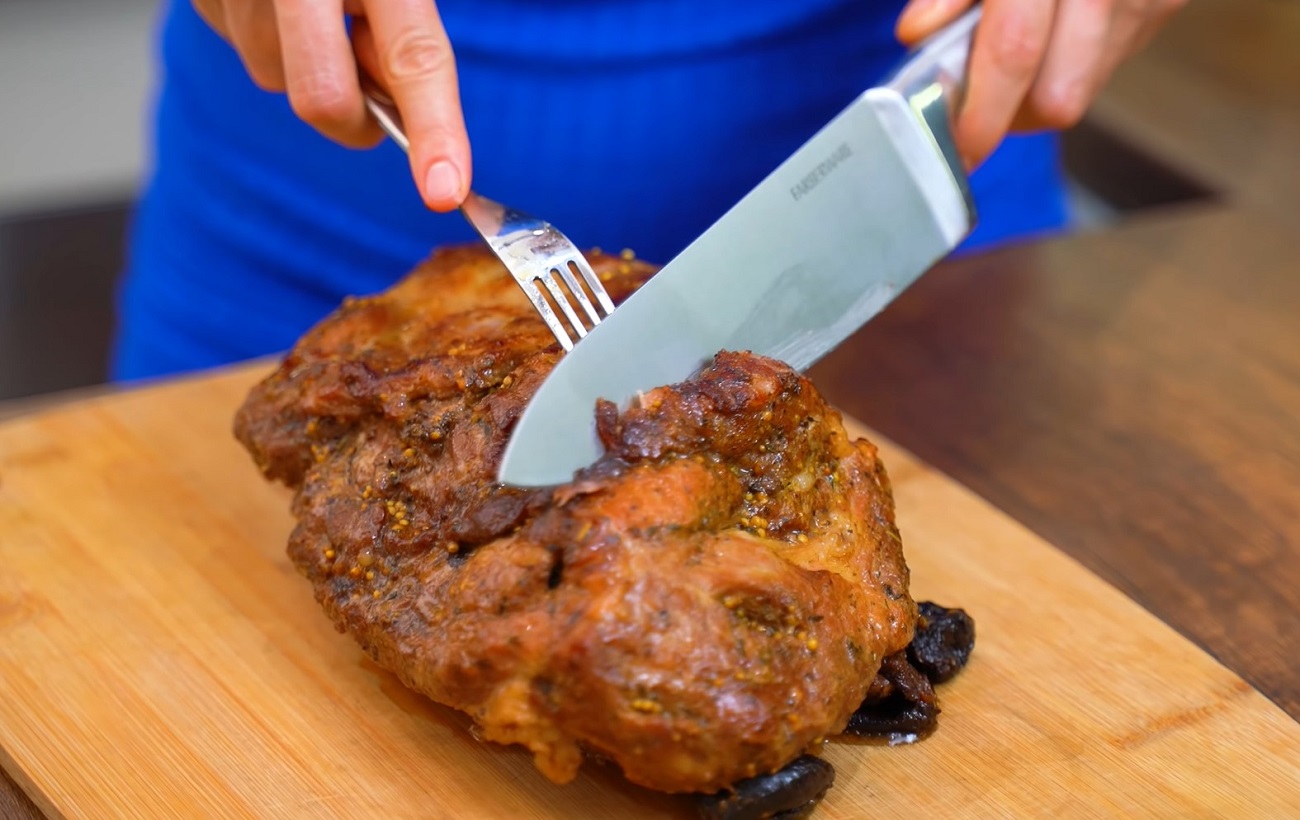 Королевская свинина с черносливом в духовке для Рождественского ужина: простой рецепт