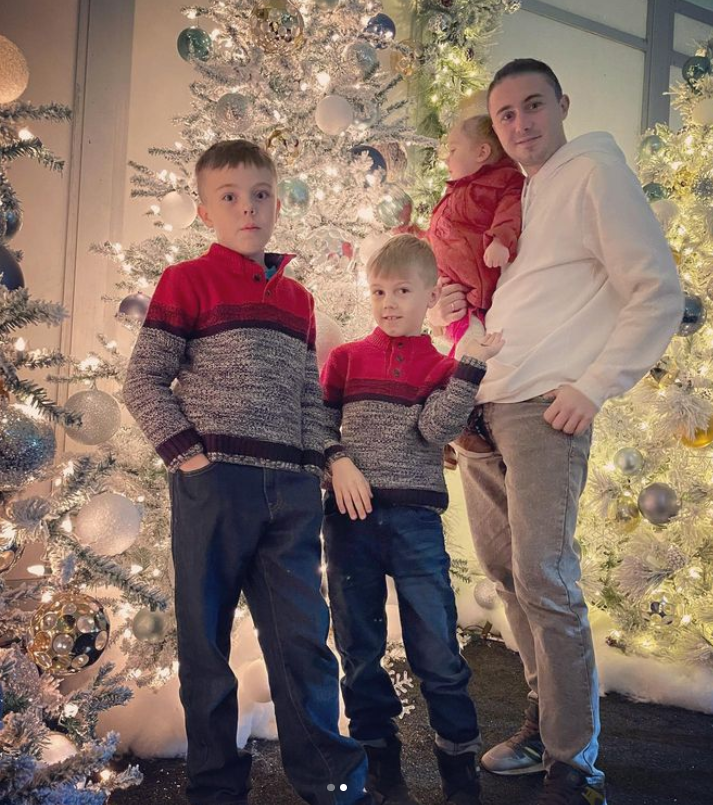 "Воспитываем дух". Певица Alyosha рассказала, как ей с детьми живется в США