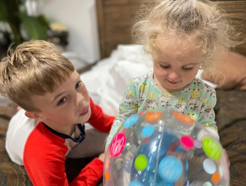 "Воспитываем дух". Певица Alyosha рассказала, как ей с детьми живется в США