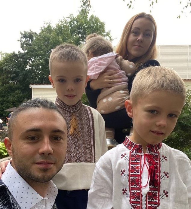 "Виховуємо дух". Співачка Alyosha розповіла, як їй з дітьми живеться у США