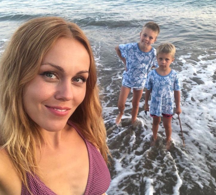 "Виховуємо дух". Співачка Alyosha розповіла, як їй з дітьми живеться у США