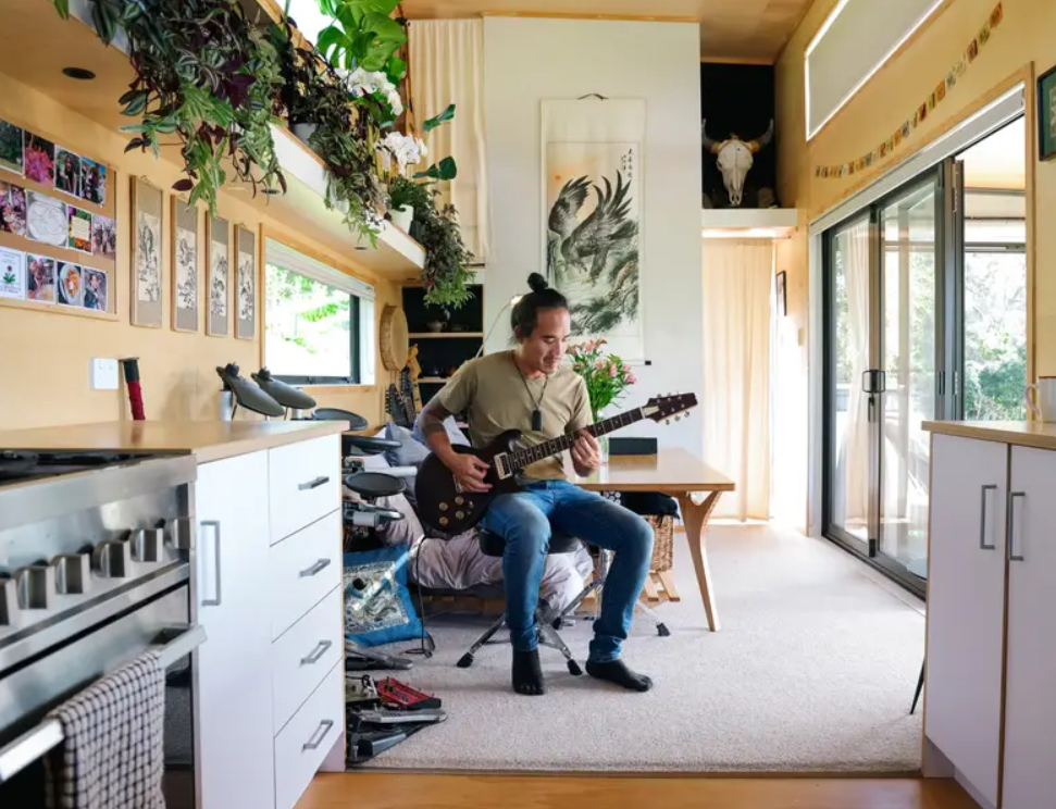 Чоловік перетворив контейнери на шикарний будиночок. Дивіться, як він виглядає (фото)