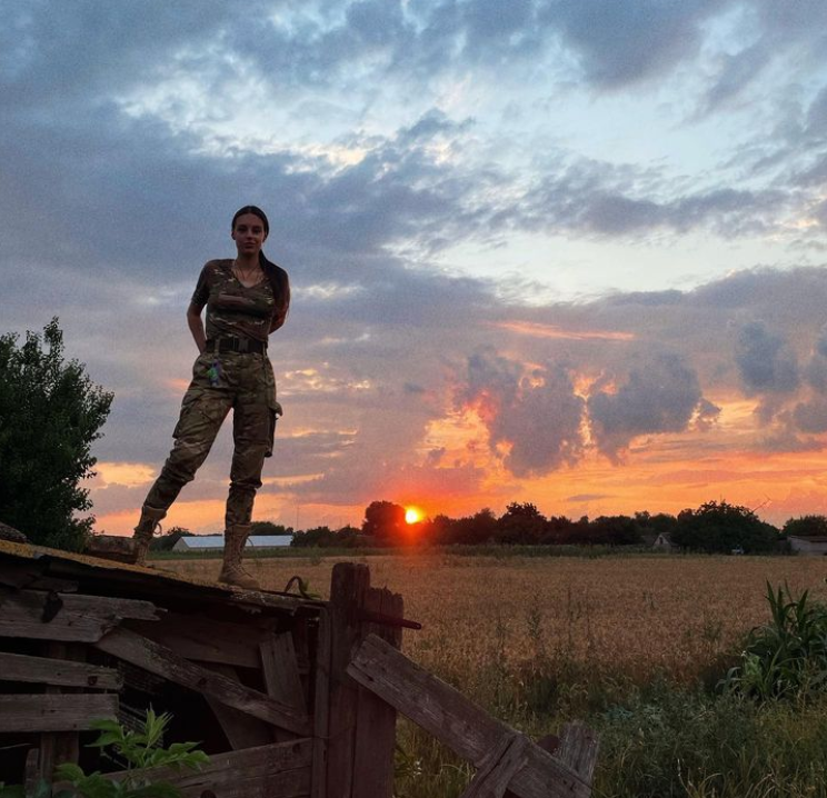 Молода захисниця рятує життя на фронті і підкорює красою мережу: фото "української Лари Крофт"