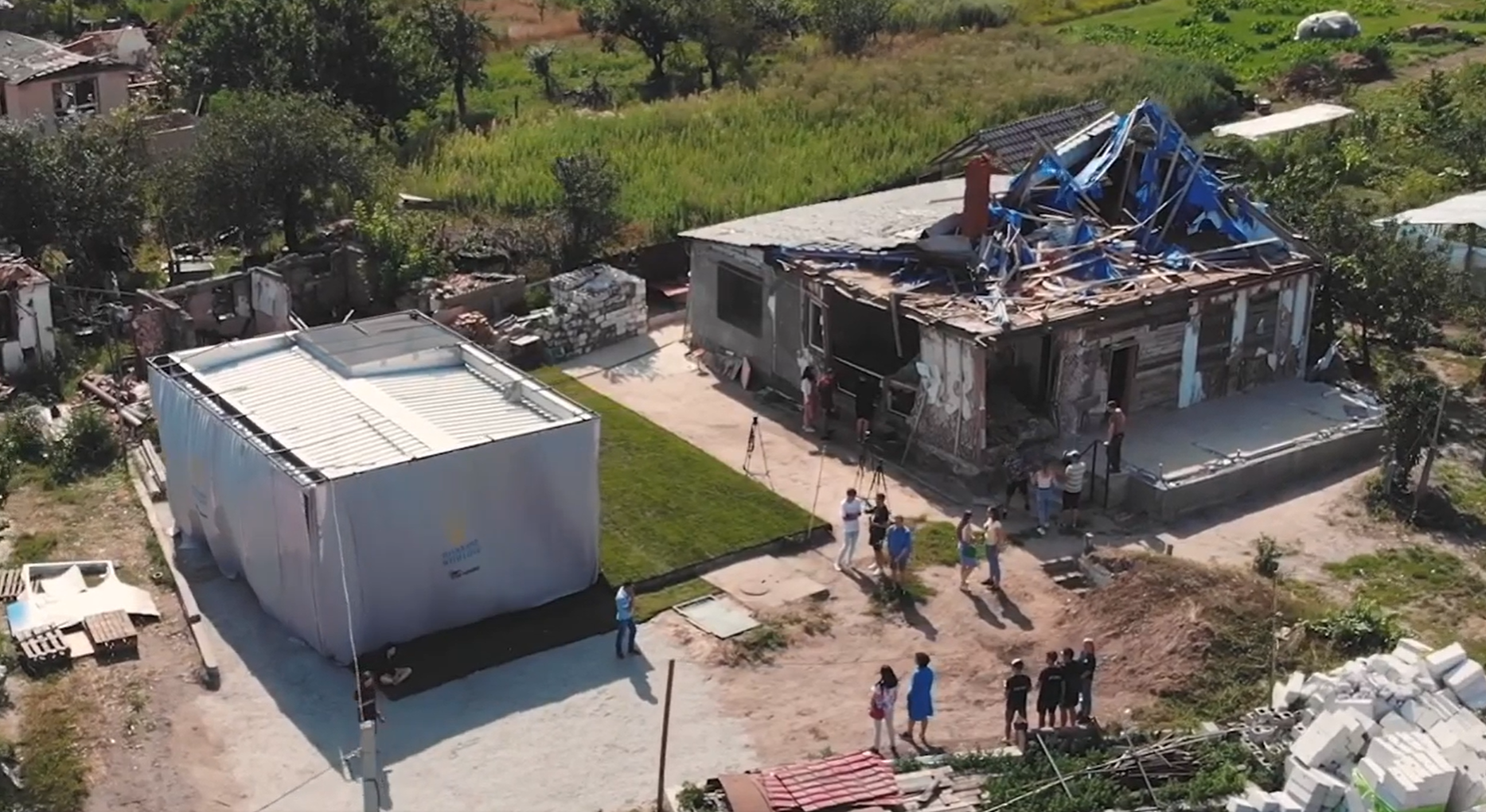 В США школьники собрали деньги на модульные дома для украинцев, и приехали в Макаров для установки