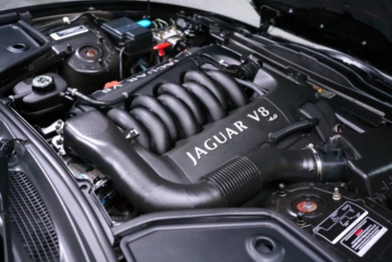 Річард Гір виставив на продаж свій розкішний Jaguar заради українців: як виглядає авто