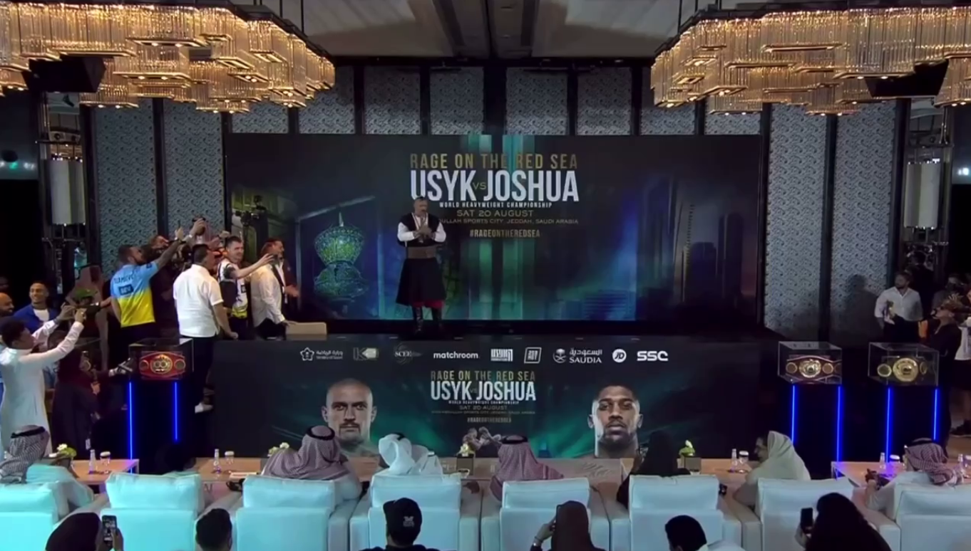 Усик в образе казака поразил всех на дуэли взглядов с Джошуа (видео)