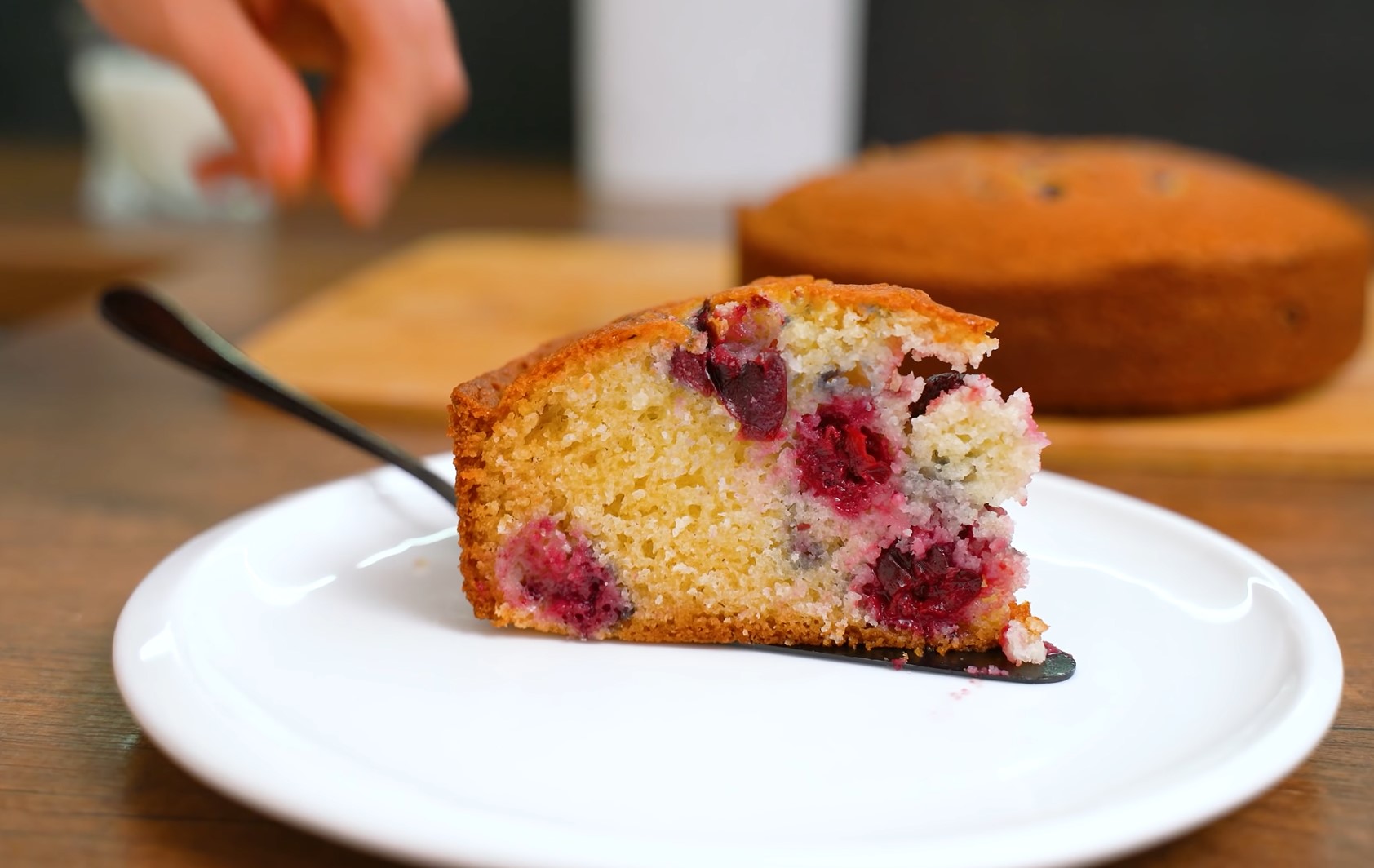 Пиріг "все по одній склянці": готуємо на кефірі і ніякого міксера!