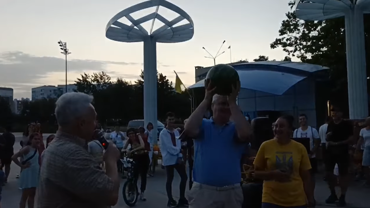 Херсонский арбуз продали на аукционе за 2 тысячи гривен. Деньги передадут ВСУ (видео)