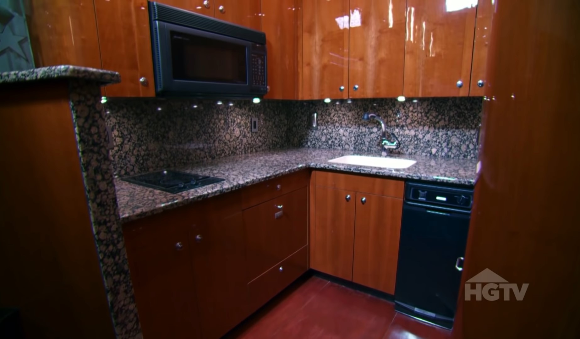 Два поверхи, величезна спальня і медичний кабінет: як виглядає дім на колесах за два мільйони