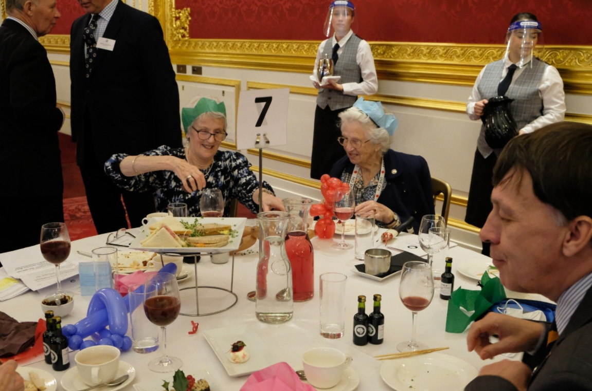 Появились фото и видео с Рождественской вечеринки королевской семьи, которая проводится 100 лет подряд