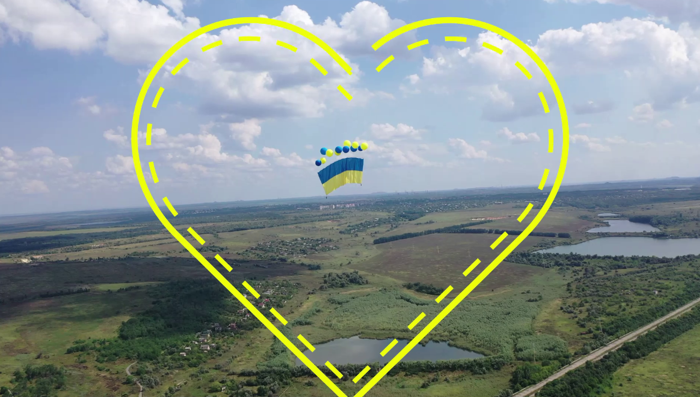 Жителей ОРДЛО поздравили с День Независимости украинскими флагами в небе (видео)