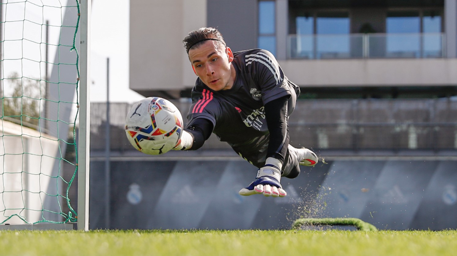 Новый клуб для Лунина, бронза ЧМ Романчука и реабилитация Шевченко: итоги недели в спорте