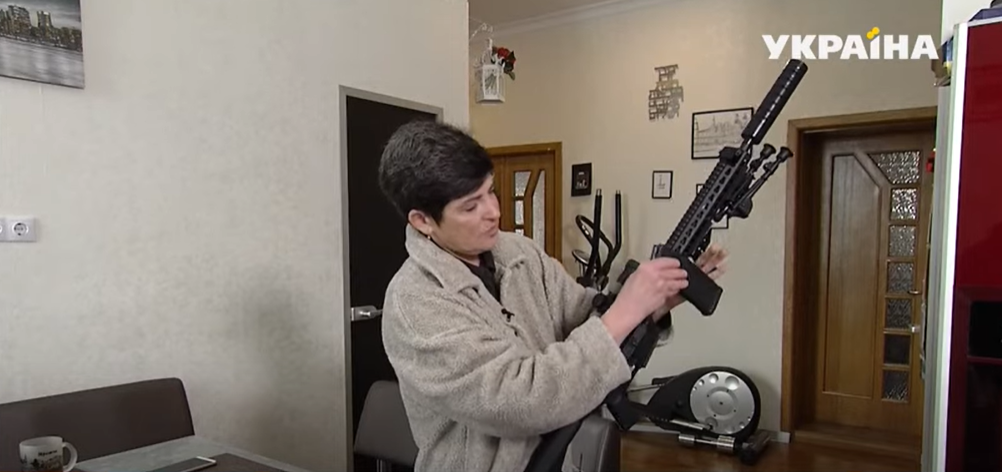 Киевлянка с винтовкой высказалась о готовности защищать Украину и реакции России на свою историю