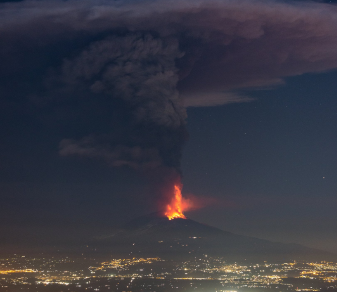 На Сицилии началось извержение вулкана Этна: впечатляющее видео